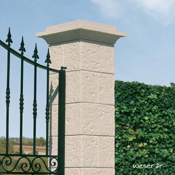 Pilier de clôture et de portail Cheverny Weser - élément de poteau largeur 38 cm, chapiteau largeur 52 et chapeau largeur 40 - Crème