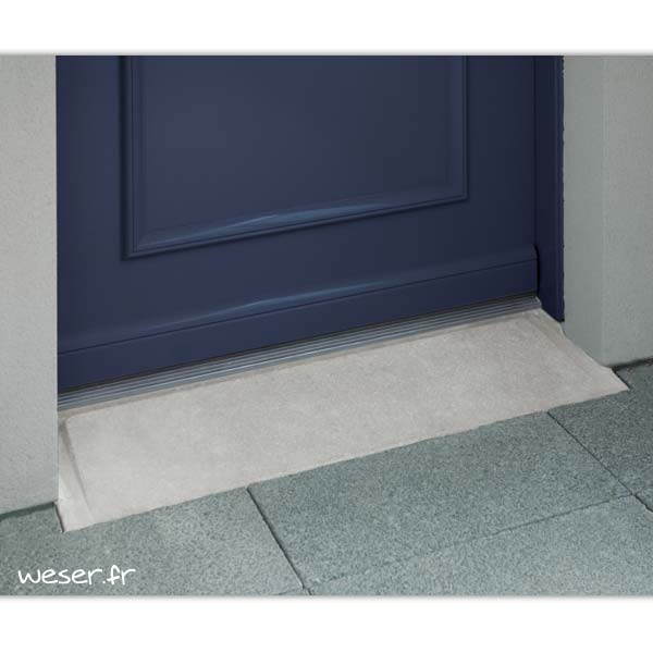 Maison moderne avec une baie vitrée posée sur un seuil de porte extérieur isolé Weser Seuil de porte UNIVERSEL à pose simplifiée largeur 40 cm Weser - en pierre reconstituée compactée - Coloris Blanc cassé