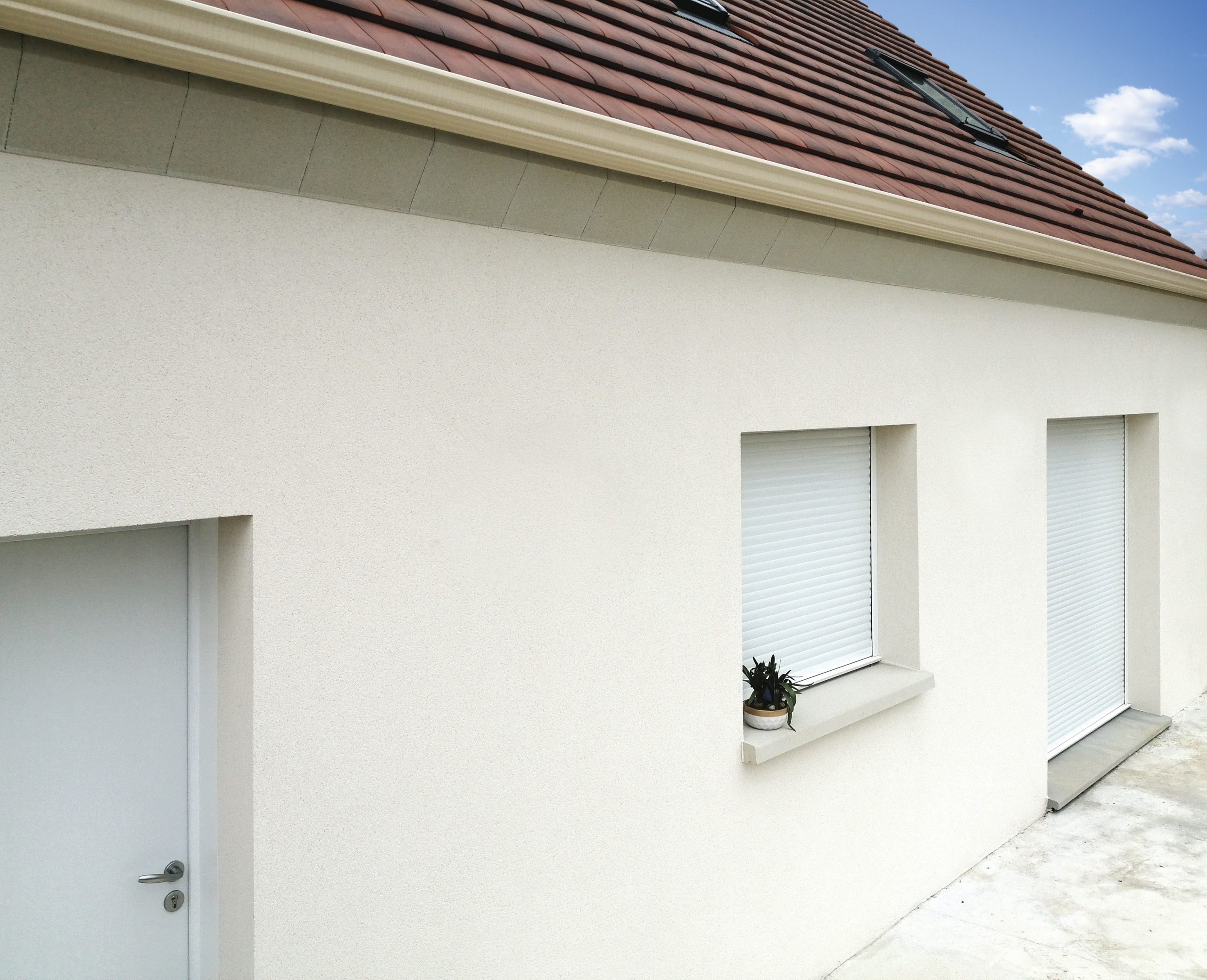 Maison avec une belle corniche façade extérieure en pierre reconstituée Weser soulignant la toiture