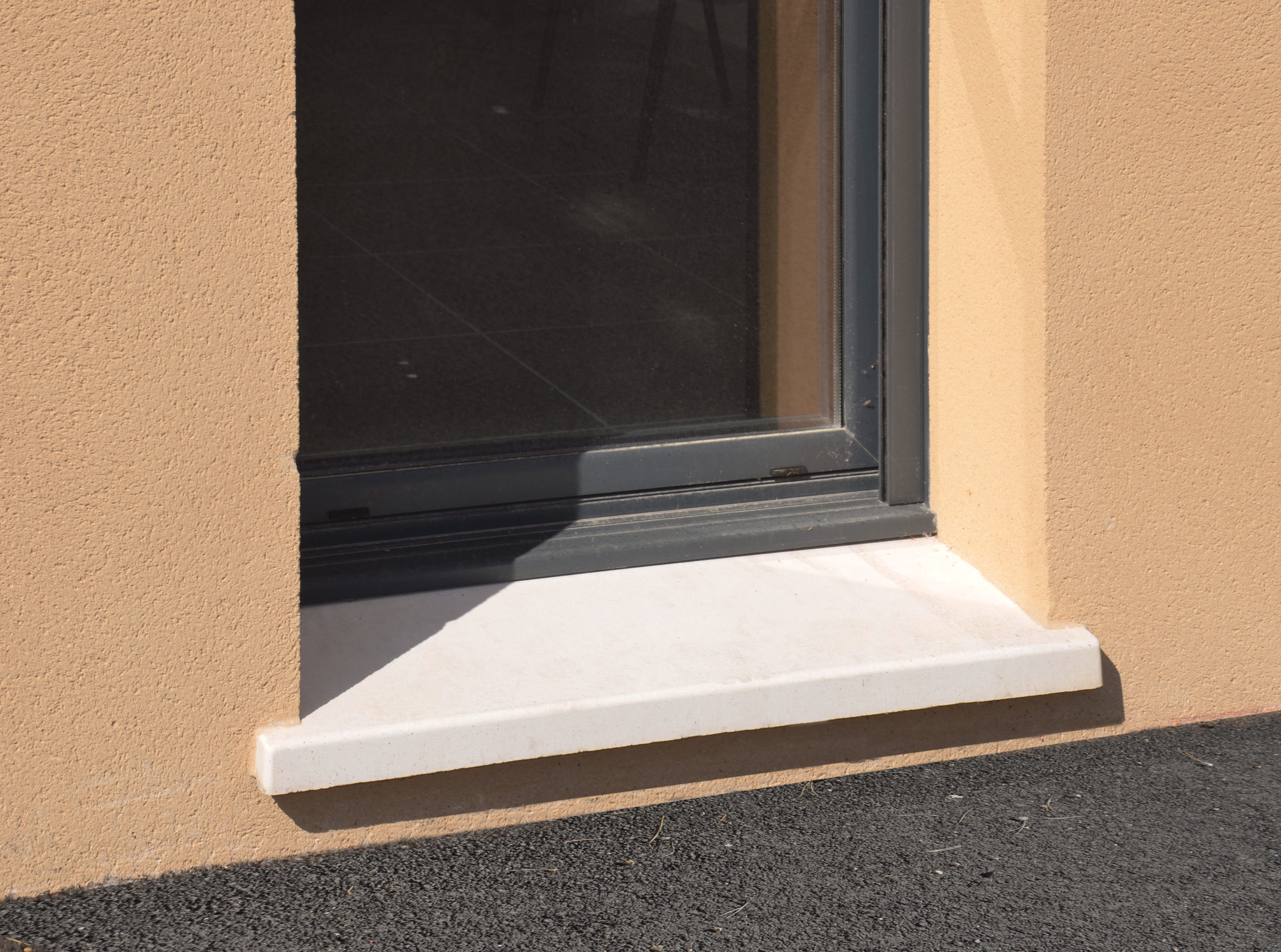 "Façade de maison avec un perron et un seuil de porte d'entrée en pierre reconstituée Weser Seuil Tradition - Largeur 35 - Blanc Tradition - WESER (HD)