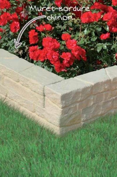Bordure de Jardin Détail technique d'un chaperon Weser posé sur un muret extérieur en pierre reconstituée