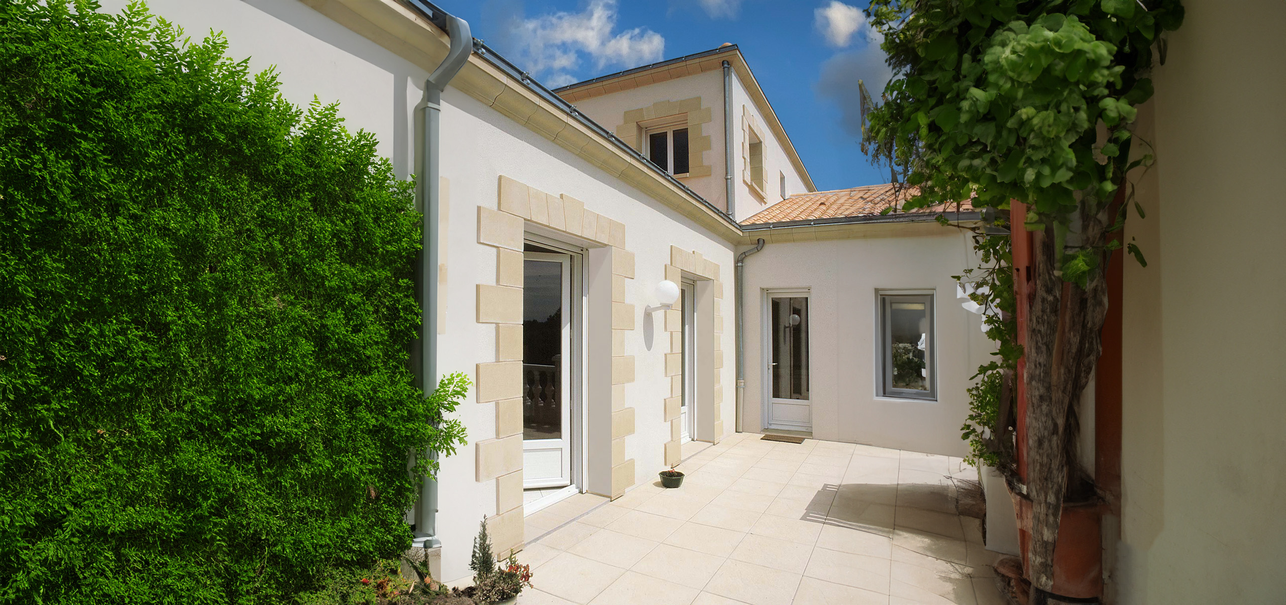 Encadrements de portes et fenêtres Image montrant un encadrement de porte et fenêtre, accompagné d'une chaîne d'angle et d'un bandeau, illustrant leur utilisation dans un projet d’aménagement intérieur ou extérieur.