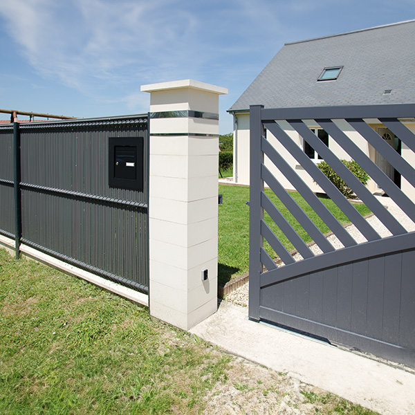 Pilier de clôture contemporain - STEEL'IN Blanc Cassé