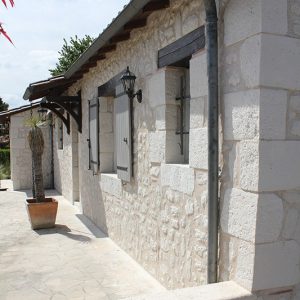 Bel habillage encadrement fenêtre extérieur en pierre reconstituée Weser. Bel encadrement de portes de style traditionnel en pierre reconstituée Weser. Encadrements de Portes et Fenêtres Traditionnels